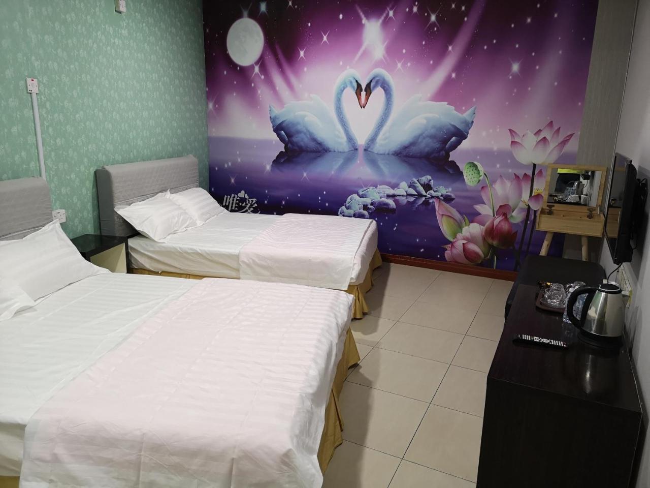 Home Inn Hotel 2*